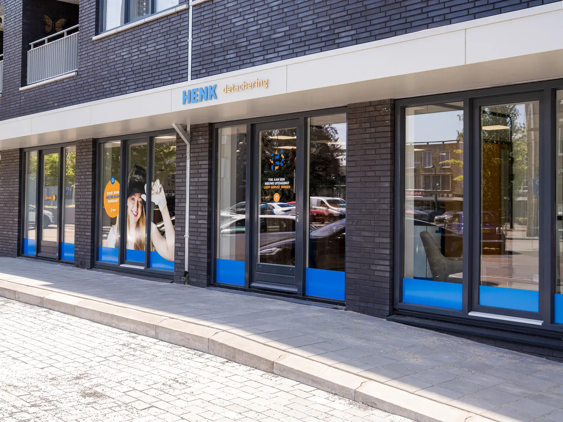 Het kantoorpand van HENK detachering met blauwe gevelbelettering