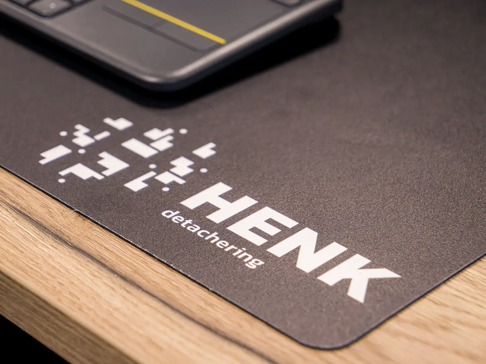 Muismat met het logo van HENK detachering