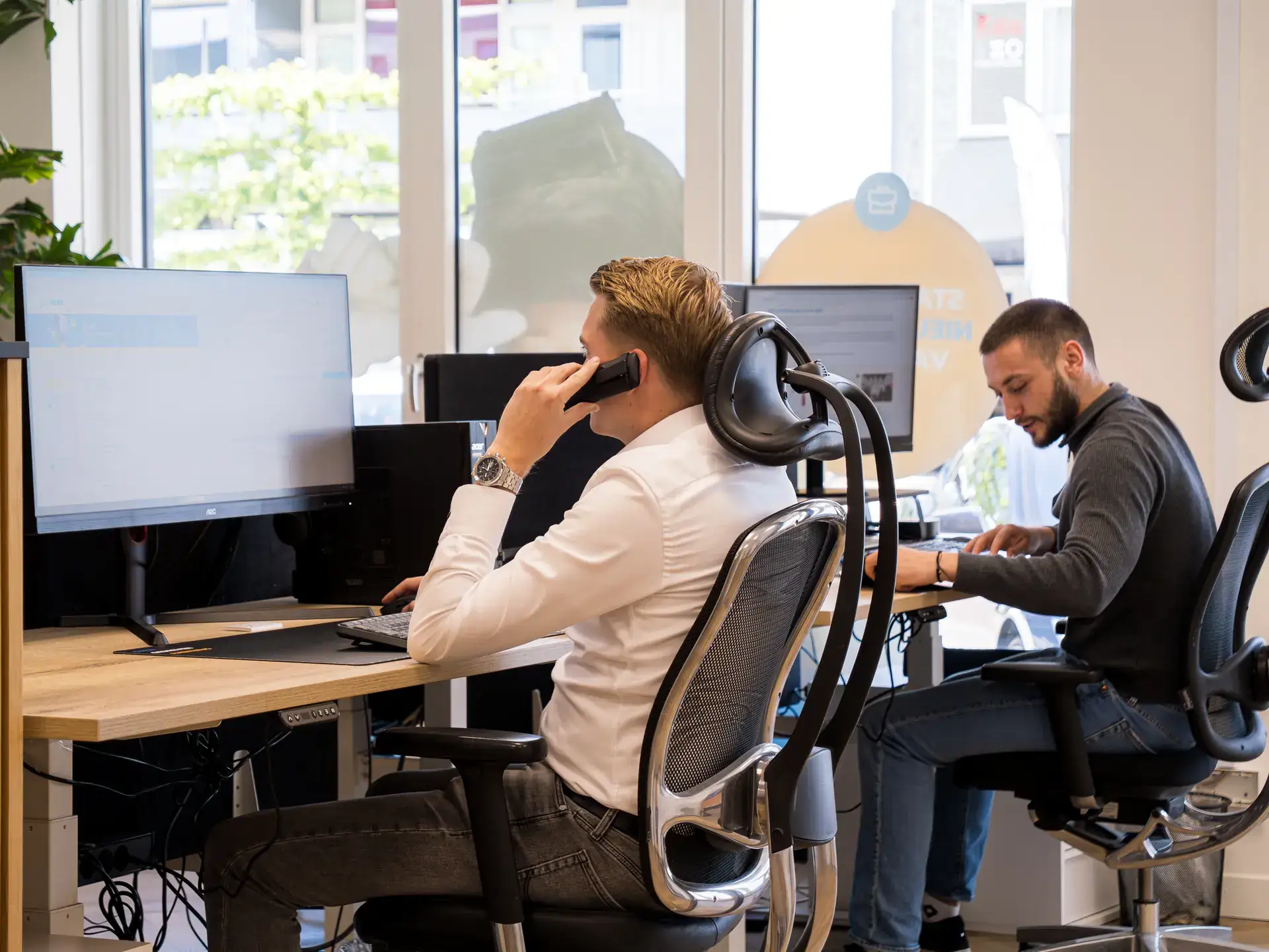 Consultants van HENK aan het werk op kantoor