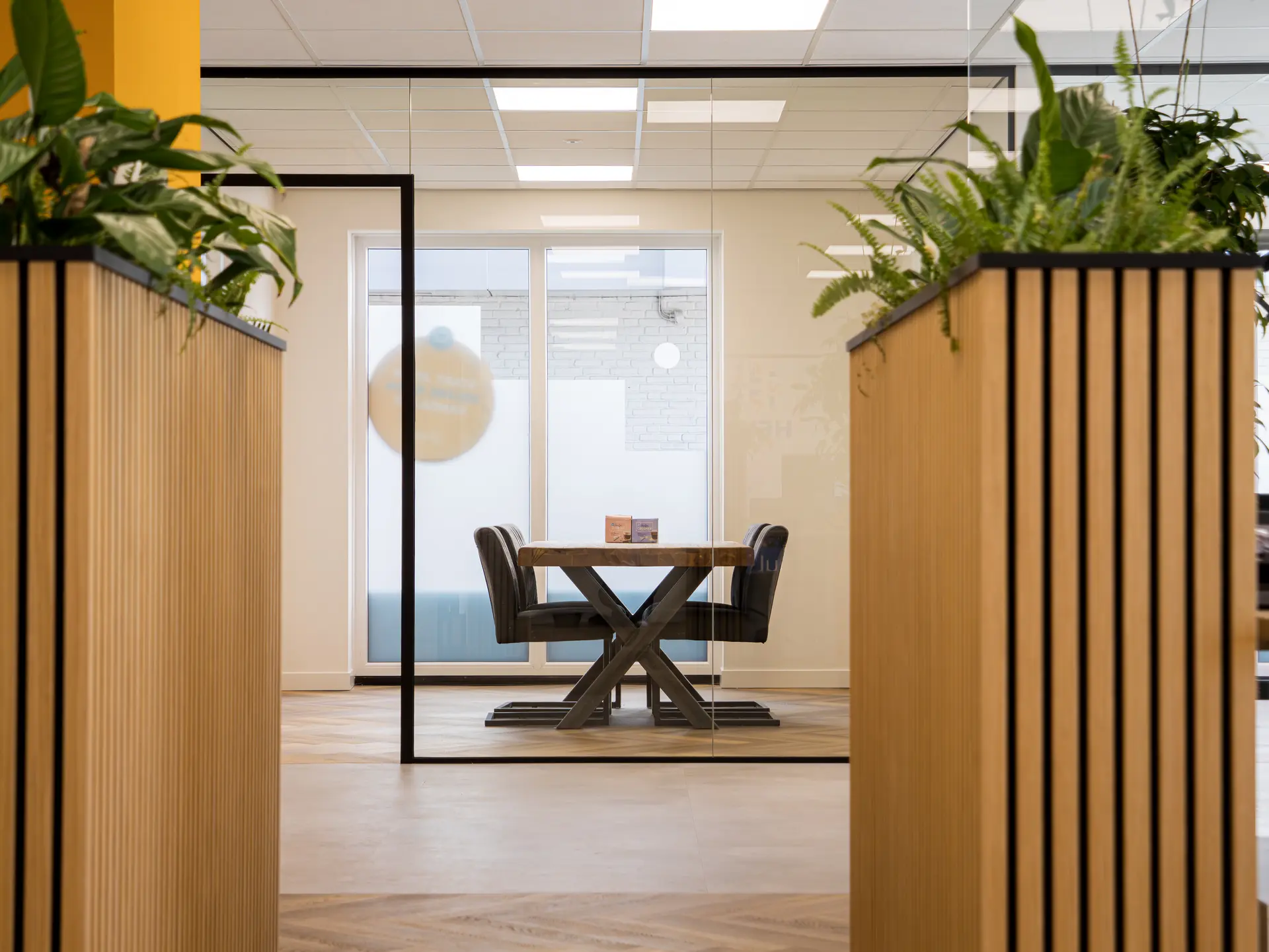 Spreekkamer met planten bij HENK detachering