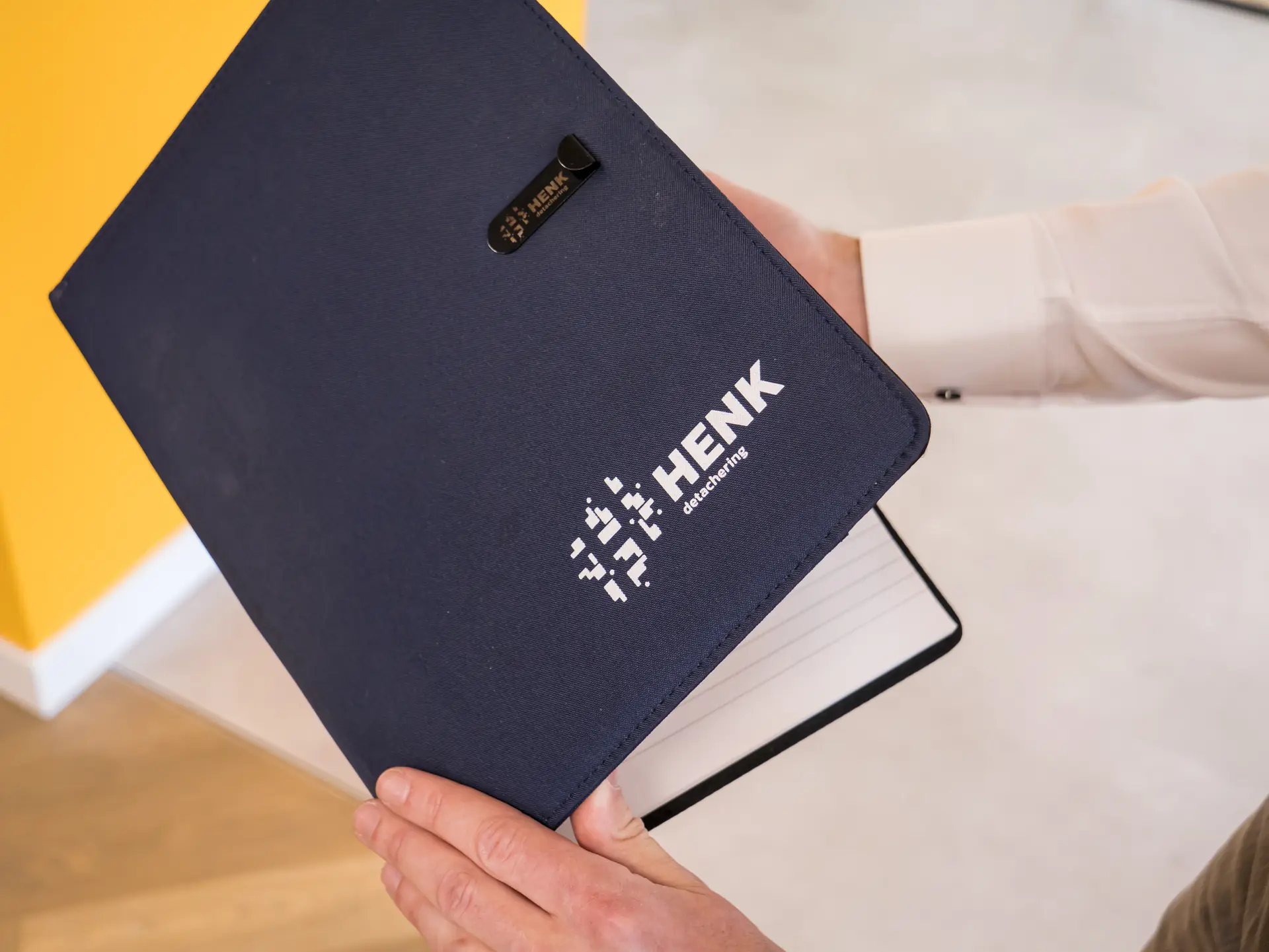 Notitieboek met het logo van HENK detachering